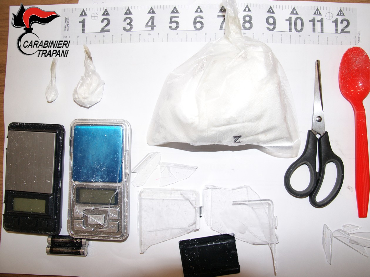 Nasconde la cocaina addosso e la moglie&hellip;